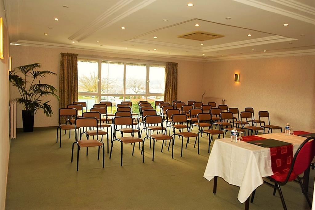 Hotel Altina Pacy-sur-Eure Екстер'єр фото